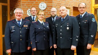 Die Beförderten zusammen mit Kreisbrandmeister Hans-Hermann Fehling (links). Die Beförderten zusammen mit Kreisbrandmeister Hans-Hermann Fehling (links).