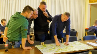 Gemeindebrandmeister Holger Müller (rechts) bei einer Besprechung für zu treffende Einsatzmaßnehmen im Kirchlintelner Gemeindegebiet.