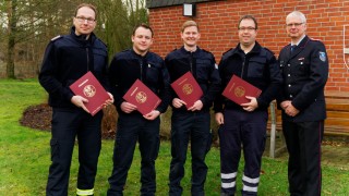 Kreisausbildungsleiter Thorsten Zölle (rechts) ehrte Volker Schluznus, Kevin Krams, Phileas Fricke und Michael Mayer (v.l.) für nunmehr fünfjähriges Engagement als Kreisausbilder.