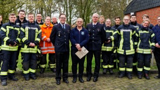 Hans-Dieter Müller (Mitte) bildet seit mittlerweile 15 Jahren Atemschutzgeräteträger im Landkreis Verden aus.