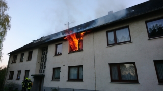 Flammen schlagen bei Eintreffen der Einsatzkräfte bereits aus der Wohnung im ersten Obergeschoss.