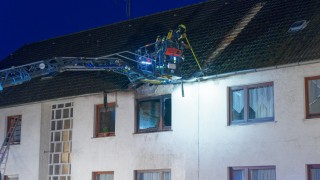 Im Zuge der Nachlöscharbeiten musste auch die Dachhaut auf der Suche nach Glutnestern teilweise geöffnet werden.