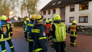 Ein Baufachberater des örtlichen THW Ortsverbandes begutachtete die Statik des betroffenen Gebäudeteils.