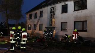 Die Nachlöscharbeiten zogen sich bis spät in den Abend hinein.