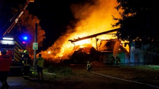 Bereits in Vollbrand stand am Sonntagmorgen eine Scheune bei Eintreffen der ersten Einsatzkräfte in Dörverden-Westen.