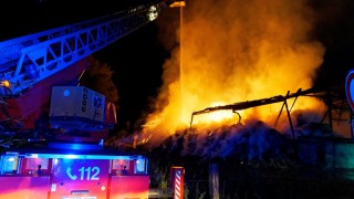 Bereits in Vollbrand stand am Sonntagmorgen eine Scheune bei Eintreffen der ersten Einsatzkräfte in Dörverden-Westen.