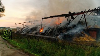 Löscharbeiten am brennenden Stroh.