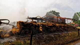 Löscharbeiten am brennenden Stroh.