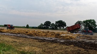 Das Stroh wurde auf einen angrenzenden Acker verteilt und letzte Glutnester abgelöscht.