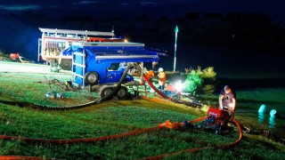 Löschwasserentnahme aus der nahen Weser unter anderem mit einer Großpumpe des Technischen Hilfswerkes.