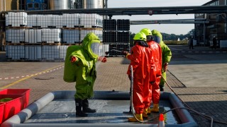 Dekontamination eingesetzter Einsatzkräfte in Chemikalienschutzanzügen.