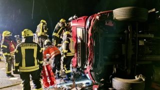 Arbeiten am verunfallten LKW.