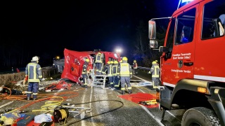 Arbeiten am verunfallten LKW.