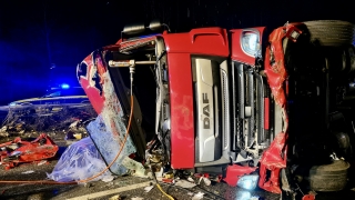 Der LKW wurde bei dem Unfall erheblich beschädigt.