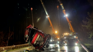 Aufrichten des verunfallten LKW.