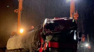 Aufrichten des verunfallten LKW.