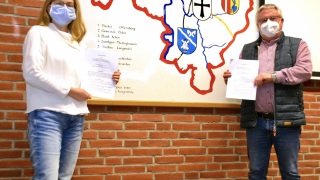 Kati Hanack und Hans-Hermann Fehling nach der Unterzeichnung des Sponsoringvertrages. (Wintershall Dea/Oberlach)
