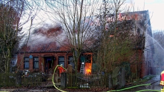 Aufgrund der starken Brandausbreitung konnten die Einsatzkräfte nur noch von außen gegen die Flammen vorgehen.