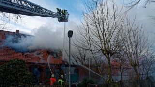 Aufgrund der starken Brandausbreitung konnten die Einsatzkräfte nur noch von außen gegen die Flammen vorgehen.