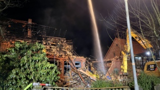 Im späteren Einsatzverlauf riss ein Bagger einsturzgefährdete Gebäudeteile ein und ermöglichte dadurch auch das Löschen letzter Glutnester.