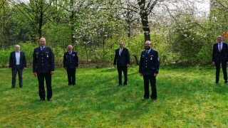Ernennung und Verabschiedung der Ehrenbeamten und stellvertretenden Kreisbrandmeister mit Peter Schmidt (ausscheidender stv. Kreisbrandmeister), Ronald Möller (Abteilungsleiter Brandschutz, Rettungsdienst und Katastrophenschutz), Mario Rosebrock (stv. Kreisbrandmeister), Hans-Hermann Fehling (Kreisbrandmeister), Peter Bohlmann (Landrat), Dennis Körte (stv. Kreisbrandmeister), Christian Groth (Fachdienstleiter Ordnung und Verkehr) und Olaf Dykau (ausscheidender stv. Kreisbrandmeister).