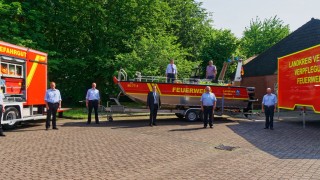 Fahrzeugübergabe mit Landrat Peter Bohlmann (Mitte) und (vorne, von links) Daniel Arndt, Tim Hagens, Dirk Wilkens (Gefahrutzug des Landkreises), Kreisbrandmeister Hans-Hermann Fehling, Kreisschirrmeister Wolfgang Wendt, Kreisbereitschaftsführer Joachim Schmidt sowie Fachdienstleiter Christian Groth und Fachausschussvorsitzender Jens Richter (hinten, von links).