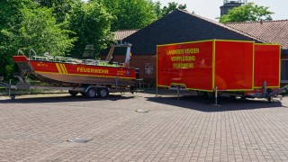 Das neue Mehrzweckboot und der Anhänger Verpflegung.