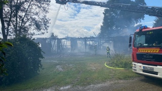 Löscharbeiten am brennenden Gebäude.