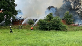 Löscharbeiten am brennenden Gebäude.