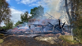 Blick auf das niedergebrannte Gebäude.