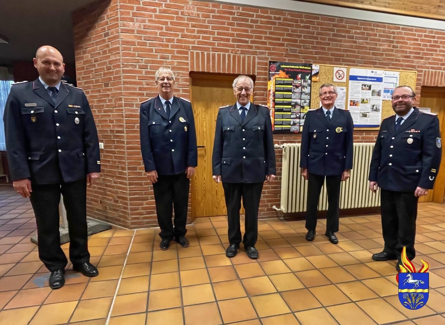 Kreisseniorenbeauftragter Heinrich Bodenstab (Mitte) mit seinen Stellvertretern Reinhardt Brandt und Fritz Bohlmann im Beisein der stellvertretenden Kreisbrandmeister Mario Rosebrock und Dennis Körte (außen, v.l.).