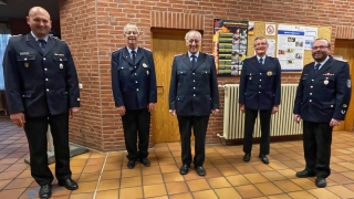 Kreisseniorenbeauftragter Heinrich Bodenstab (Mitte) mit seinen Stellvertretern Reinhardt Brandt und Fritz Bohlmann im Beisein der stellvertretenden Kreisbrandmeister Mario Rosebrock und Dennis Körte (außen, v.l.).
