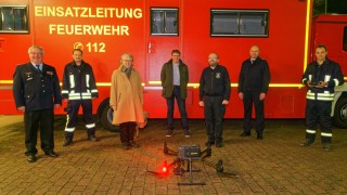 Übergabe und Indienststellung der Drohneneinheit mit Kreisbrandmeister Hans-Hermann Fehling, Leiter der ELW 2-Gruppe Henning Söhl, der Ersten Kreisrätin Regina Tryta, Fachdienstleiter Sicherheit und Ordnung Christian Groth, den stellvertretenden Kreisbrandmeistern Dennis Körte und Mario Rosebrock sowie dem stellvertretenden Leiter der ELW 2-Gruppe Christian Müller.
