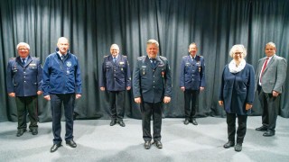 Kreisbrandmeister Hans-Hermann Fehling, Günter Storch (Deutsches Feuerwehrehrenkreuz in Silber), Regierungsbrandmeister Thomas Friedhoff, Peter Schmidt (silbernes Feuerwehrehrenzeichen am Bande), Olaf Dykau (silbernes Feuerwehrehrenzeichen am Bande), Erste Kreisrätin Regina Tryta, Landrat Peter Bohlmann.