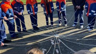 Bei dem Spiel Fröbelturm geht es um Teamgeist, Geschicklichkeit, Feinmotorik und strategisches Denken.