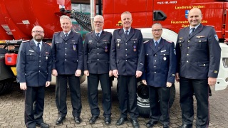 Kreisbrandmeister Dennis Körte (links) und seine beiden Stellvertreter Mario Rosebrock und Ulf Carstens (v.r.) mit den Geehrten Holger Müller, Thorsten Zölle und Volker Jaentsch (v.l.).