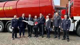 Schlüsselübergabe für das neue Großtanklöschfahrzeug mit Kreisschirrmeister Wolfgang Wendt, Götz-Martin Erdmann (Firma Tiemann), Landrat Peter Bohlmann, Kreisbrandmeister Dennis Körte, Fachausschussvorsitzender Jens Richter, Erste Kreisrätin Regina Tryta, stv. Kreisbrandmeister Mario Rosebrock und dem stv. Kreisbrandmeister Ulf Carstens(v.l.).