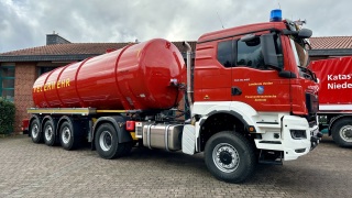 Schlüsselübergabe für das neue Großtanklöschfahrzeug mit Kreisschirrmeister Wolfgang Wendt, Götz-Martin Erdmann, Landrat Peter Bohlmann, Kreisbrandmeister Dennis Körte, Fachausschussvorsitzender Jens Richter, Erste Kreisrätin Regina Tryta, stv. Kreisbrandmeister Mario Rosebrock und dem stv. Kreisbrandmeister Ulf Carstens(v.l.).