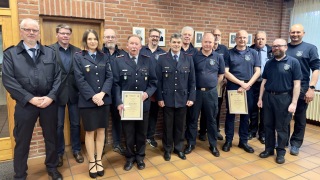 Die geehrten Kreisausbilder und Wertungsrichter mit Fachdienstleiter Christian Groth (2.v.l.), Kreisbrandmeister Dennis Körte (2.v.r.) und seinem Stellvertreter Mario Rosebrock (r.). Die geehrten Kreisausbilder und Wertungsrichter mit Fachdienstleiter Christian Groth (2.v.l.), Kreisbrandmeister Dennis Körte (2.v.r.) und seinem Stellvertreter Mario Rosebrock (r.).