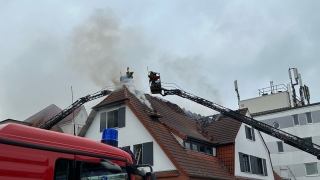 Löscharbeiten über die Achimer und Oytener Drehleitern.