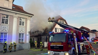 Löscharbeiten am Gebäude.