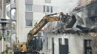 Mit einem Bagger wurden die Nachlöscharbeiten unterstützt.