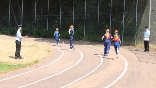 Läufer 5 und 6 bei der Übergabe des Staffelstabes