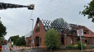 Löscharbeiten am Brandobjekt.