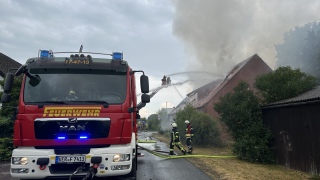 Löscharbeiten am Brandobjekt.