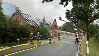 Löscharbeiten am Brandobjekt.