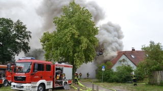 Löscharbeiten am Brandobjekt.