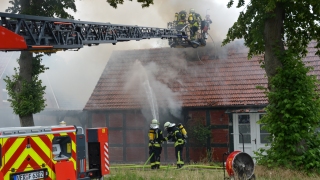 Löscharbeiten am Brandobjekt.