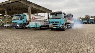 Brennender LKW direkt neben einem gefüllten Tankwagen.