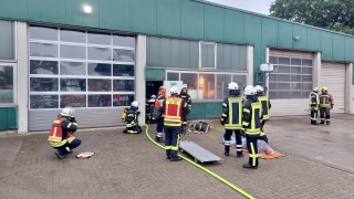 Mehrere Personen mussten aus einer simuliert brennenden Lagerhalle gerettet werden.